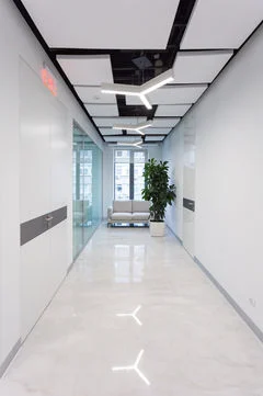 Pasillo de clínica con protocolos de control de plagas para salud