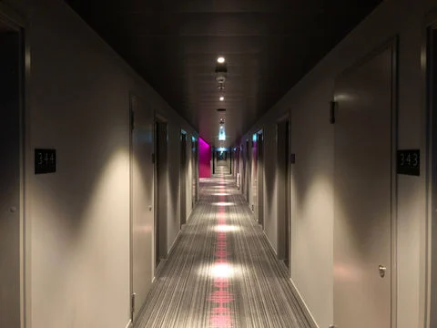 Corredor de hotel con servicio discreto de control de plagas